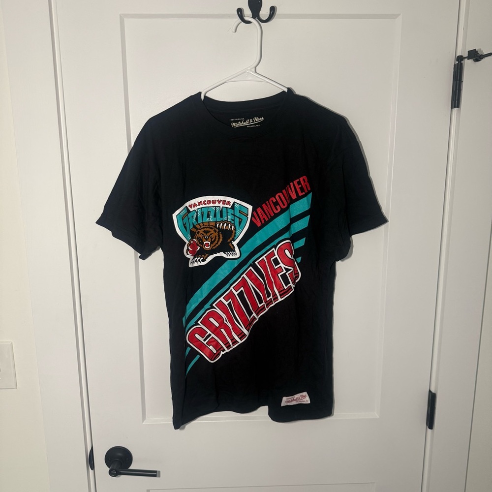 Mitchell & Ness Black Vancouver Grizzlies T-Shirt. Retro, Graphic NBA T Shirt. M